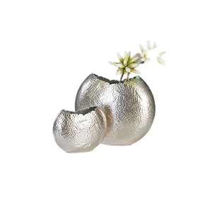 Ensemble de 2 vases à fleurs en fer martelé rustique, forme personnalisée, faits à la main, nickel poli, pour la décoration de mariage - Product Image 1