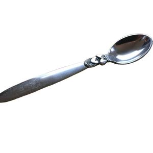 Cuchara para servir en acero inoxidable con mango de latón, perfecta para accesorios de utensilios de cocina y comedor elegante - Product Image 1