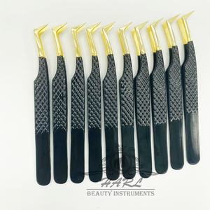 Pince à épiler HARL Beauty Instruments en acier inoxydable noir et or avec embout lisse de 11 mm pour extensions de cils et sourcils - Product Image 2