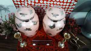 Urna de cremación rosa de latón con mariposa plateada, suministros funerarios de cremación grabados - Product Image 2