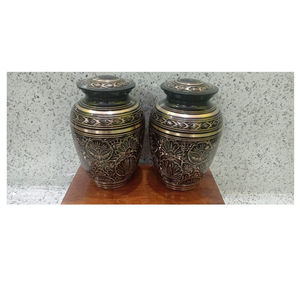 URNA DE CREMATION DOBLE NEGRO Y DORADO, COMPLETAMENTE GRAVADA, ESTILO AMERICANO, PARA ADULTOS, BRASSWORLD, HECHA EN INDIA, DE METAL - Product Image 1