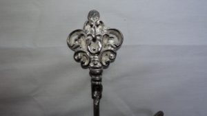 Patère murale vintage en argent motif fleur de lys avec bouton en céramique blanche, porte-manteau, porte-clés et porte-serviettes décoratif en métal - Product Image 2