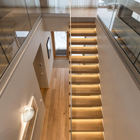 Escalier flottant invisible avec contremarche en bois de chêne de 40 mm