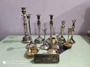เชิงเทียนทองเหลืองโบราณในขนาดที่แตกต่างกันสไตล์ศาสนาคริสตจักรอุปกรณ์โลหะขัดรูปแบบ - Product Image 4