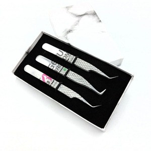 Pinzas de extensión de pestañas de 90 grados de la mejor calidad al por mayor 45 y 45 herramientas de belleza de acero inoxidable plateadas largas con agarre de diamante - Product Image 1
