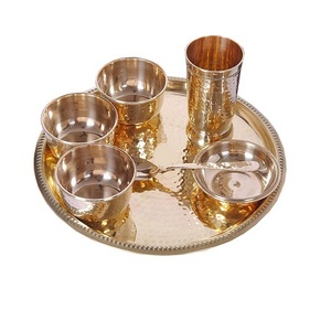 Ensemble en laiton fait main de vaisselle de taille adaptée aux besoins du client par forme ronde de Thali de couleur d'or pour le mariage et l'usage de partie - Product Image 1
