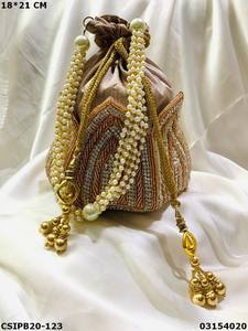 กระเป๋าผ้าไหมสไตล์ชาติพันธุ์สำหรับเจ้าสาว Potli Batua - Product Image 4