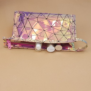Sac à cosmétiques en cuir PU à carreaux brillant bon marché, taille personnalisée avec impression de logo OEM - Product Image 6