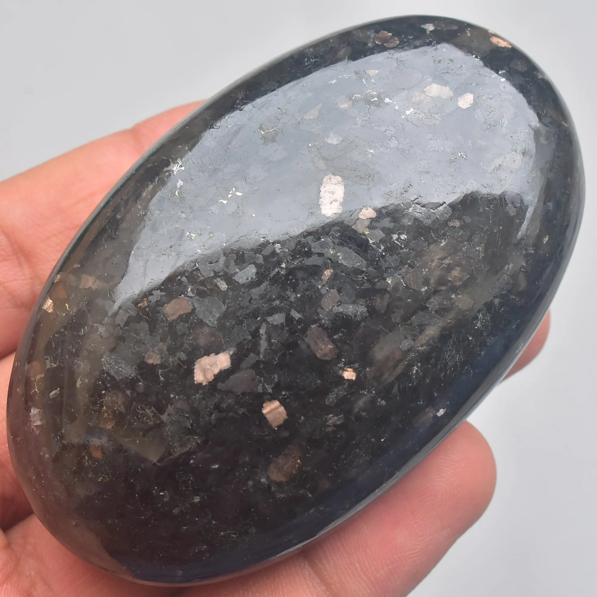 Doğal Nuummite Palmstone yüksek kaliteli Nuummite taş Nuummite cep taş gevşek taş büyük Nuumite Palmstone Nummite