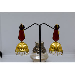 Pendientes de aro jhumka de latón con acabado mate dorado, hechos a mano, de última moda, para niñas y mujeres. - Product Image 1