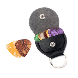 Estuche Porta Púas de Guitarra de Cuero PU Negro Personalizado con Llavero - Product Image 1