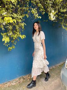 Robe à fleurs en mousseline de soie pour femmes, vêtements OEM, col en v, imprimé Floral, robes décontractées Maxi enveloppe, fabriqué au Vietnam, nouvelle collection été - Product Image 2