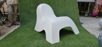 Chaise incassable en fibre de verre Chester Design unique FRP blanc attrayant posé à la main pour le salon de jardin Nouveau look pour l'extérieur