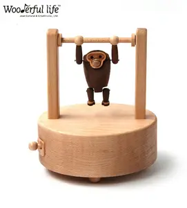 [1] Creatieve Gesneden Mini Hand Crank Houten Muziekdoos Met Grappige Aap