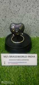 Urn de crémation en forme de cœur pour animaux de compagnie, blanc en laiton avec patte argentée, fournitures funérailles de Brassworld inde - Product Image 3