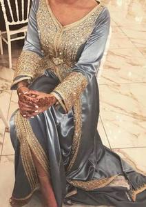 Robe de soirée exclusive époustouflante, longueur ras du sol, avec perles de verre et ornements en pierre |   Robe de mariée et de soirée de créateur - Product Image 2