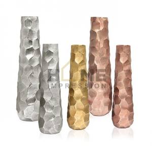 Elegante martillado diseñador elegante flor decorativa alto mimbre jarrón de lujo metal fundido color plateado jarrón de metal decoración de lujo - Product Image 1