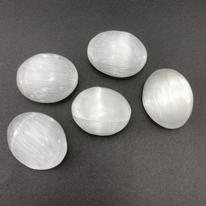 Piedra de Palma de selenita natural al por mayor de cristal pulido brillante de pureza para decoración de meditación energía amor curativa emocional - Product Image 1