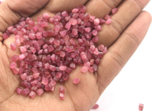 พลอยทัวร์มาลีนสีชมพูดิบธรรมชาติ 100% ขนาดเล็ก 50 ชิ้น ไม่ผ่านการบำบัด รับรองโดยบุคคลที่สาม คุณภาพดีที่สุด ขนาด 2-4 มม. แบบเม็ดเดี่ยว - Product Image 2
