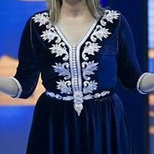 2024 nouveau superbe Caftan en soie avec belle broderie Resham perles de cristal pierre de verre Dabka travail pour les vêtements de fête et de mariage - Product Image 1
