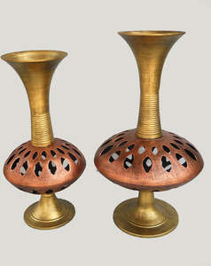 Florero decorativo con acabado dorado hecho a mano, florero moderno con última forma de botella, diseño martillado, florero de Metal de aluminio - Product Image 5