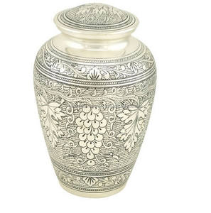 Urnes de crémation pour adultes en laiton avec un beau design de gravure et urnes funéraires en métal fini or pour les cendres humaines. - Product Image 4