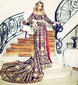 Lehenga Choli para mujer con estilo con hombros descubiertos Trail Heavy Zardozi bordado hasta el suelo para boda - Product Image 1