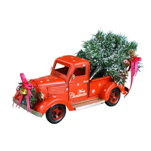 Individueller handgefertigter metallischer altmodischer roter großer Weihnachts-Lkw mit Girlande für Weihnachten