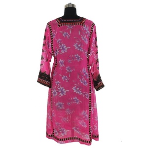 Robe Vintage en Soie Tribale Brodée Robe BDR067 Vintage Bohème Du Fournisseur Indien Vintage Broderie Fait Main Banjara - Product Image 2