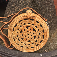 Petit sac rond léger de 0,3 g, style classique rayé jaune clair, avec poignée en rotin, FRB-01, fabriqué en matériau tissé