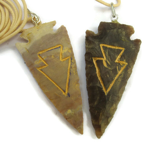 Pendentif Feng Shui en pointe de flèche gravée en agate traditionnelle fabriquée en Inde pour les collectionneurs de flux d'énergie et de figurines - Product Image 2