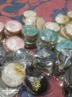 Sous-verres ronds en résine écologiques avec des paillettes dorées métalliques modernes et un design géode en époxy