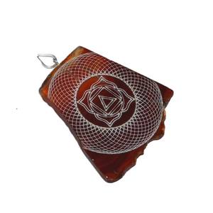 Pendentifs en tranches de chakra racine gravés Pierre semi-précieuse gravée - Product Image 1