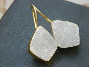 Boucles d'oreilles en argent sterling 92,5 plaqué or, pierre précieuse naturelle blanche druzy de forme fantaisie, vente en gros, cadeau de mariage mignon pour femmes - Product Image 6