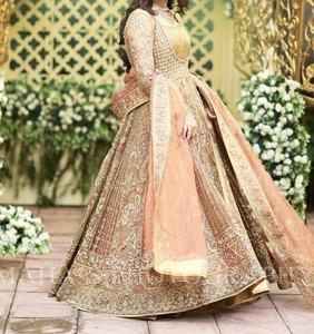 ชุดเลเฮนกาโชลีสำหรับเจ้าสาวอินเดีย-ปากีสถานสุดหรู พร้อมงานปักมือแบบซาร์โดซี 3 มิติ บนผ้ากำมะหยี่ |   2019 ล่าสุด - Product Image 1