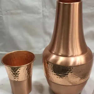 De cobre de jarra de agua jarra con vaso de vidrio taza