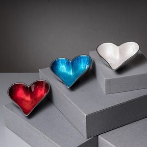 Bol en forme de cœur durable et écologique en alliage d'aluminium, en cuivre et en métal, décoration intérieure de style Art déco pour cadeaux. - Product Image 1