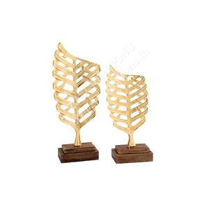 Escultura de hoja de aluminio de tendencia superior con diseño de venas elegantes Base de madera Decoración para el hogar para uso en la oficina o la sala de estar - Product Image 1