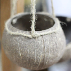 Maceta de Coco Hecha a Mano con Línea de Yute para Decoración del Hogar - Product Image 1