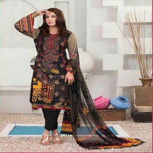 Vêtements d'hiver pour femmes brodés shalwar kameez en viscose de très haute qualité avec broderie très fine - Product Image 1