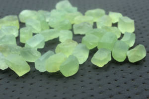 Pierre précieuse Evergreen extrait de terre 25 pièces 100% naturelle Prehnite brute en vrac connaissance intérieure brute brute - Product Image 2