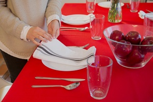 100% MJS Gesponnenes Polyester Handgefertigte Anpassbare Hochbeständige Quadratische Rot-Grüne Weihnachts-Festtags-Tischserviette - Product Image 6