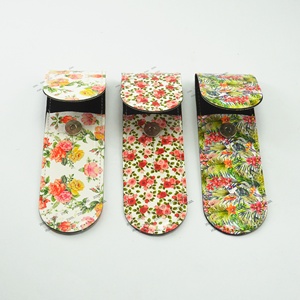 Lot de 2 étiquettes magnétiques florales personnalisées pour pochettes, assorties aux outils d'extension de cils, incluant des pinces à épiler en gros avec marque privée - Product Image 1