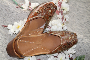 Women's Ethnic Style Leather Jutti Kussa Flats Indian Mojari Jutti - Product Image 6