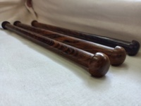 Tiges de rouleaux en bois sur mesure de tailles variées, idéales pour les papeteries de mariage et les designers d'invitations de mariage