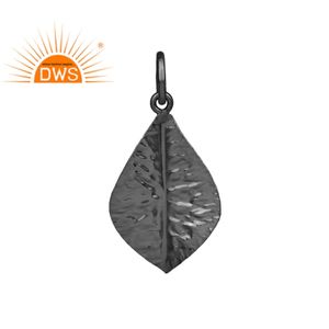 Colgante de pétalo martillado a mano, joyería de diseño, al por mayor, negro sobre plata 925, proveedor de joyería - Product Image 1