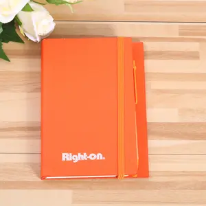 Notebook con sticky note e penna rilievi di nota con la penna