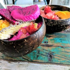 Vaisselle ronde sculptée à la main avec un design classique, durable et jetable, peinte sur mesure. - Product Image 6