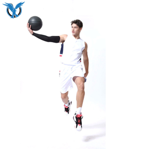 Conjunto de Uniforme de Baloncesto para Hombre, Camiseta sin Mangas con Cuello en V y Pantalones Cortos con Cintura Elástica, Diseño con Bloques de Color, Poliéster que Absorbe la Humedad - Product Image 6