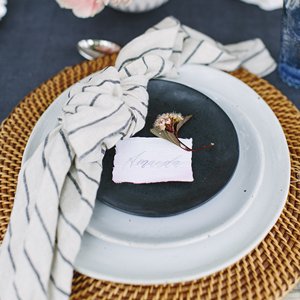 Placas de cargador tejidas a mano ecológicas para bodas estampadas con plantas Pedido mínimo 100 piezas Listo para enviar desde Vietnam - Product Image 5